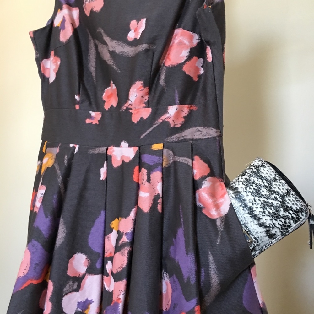 Dresses - Picture 4 of 6